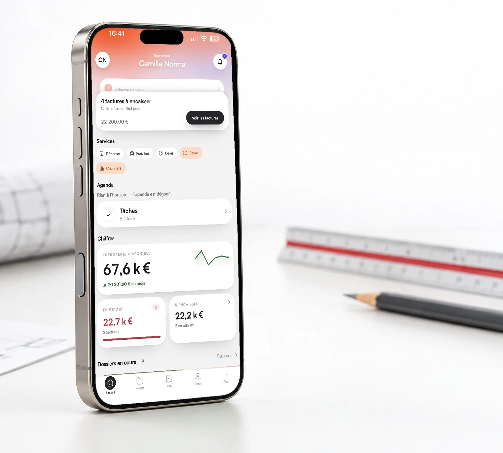 L'application iPhone ArchiFlow, écran d'accueil, posée sur une table d'architecte